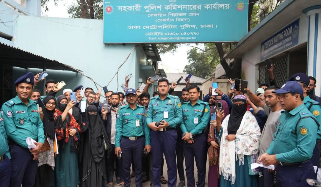 ৫৩টি হারানো মোবাইল ফোন উদ্ধার করে প্রকৃত মালিকদের হাতে তুলে দিলো ডিএমপি